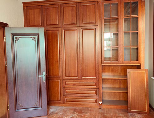 合川中式家庭装修里定制的实木衣柜效果图